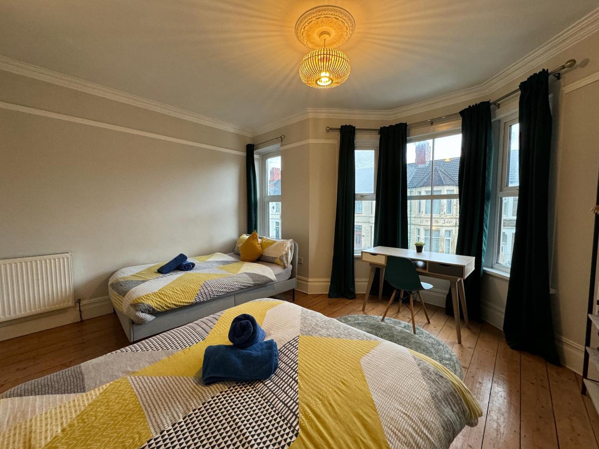Large Citycentre Townhouse & Hot Tub, Pool Table And Offroad Parking Κάρντιφ Εξωτερικό φωτογραφία