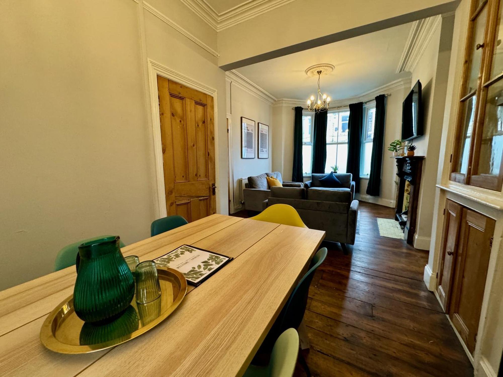 Large Citycentre Townhouse & Hot Tub, Pool Table And Offroad Parking Κάρντιφ Εξωτερικό φωτογραφία