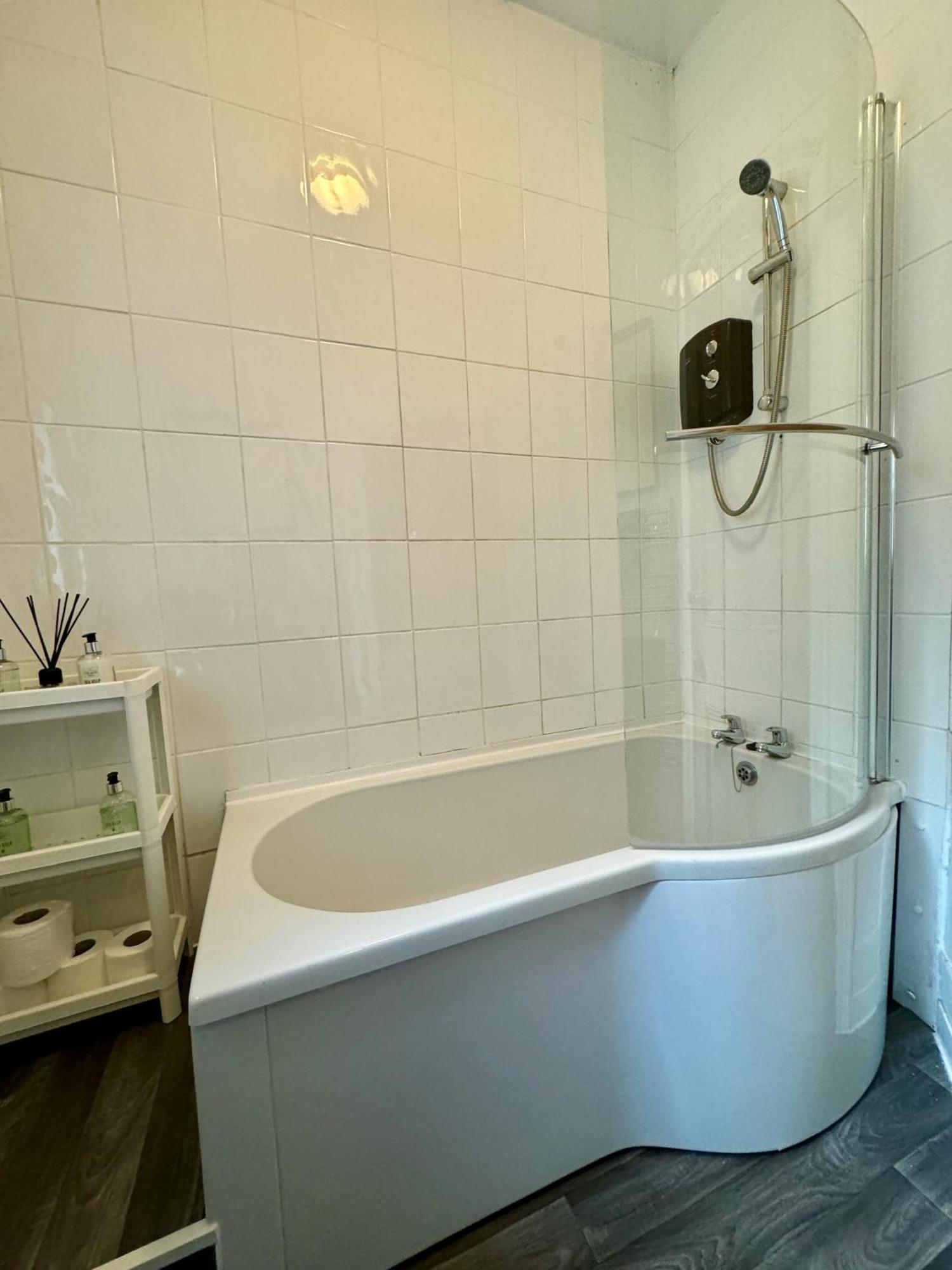 Large Citycentre Townhouse & Hot Tub, Pool Table And Offroad Parking Κάρντιφ Εξωτερικό φωτογραφία