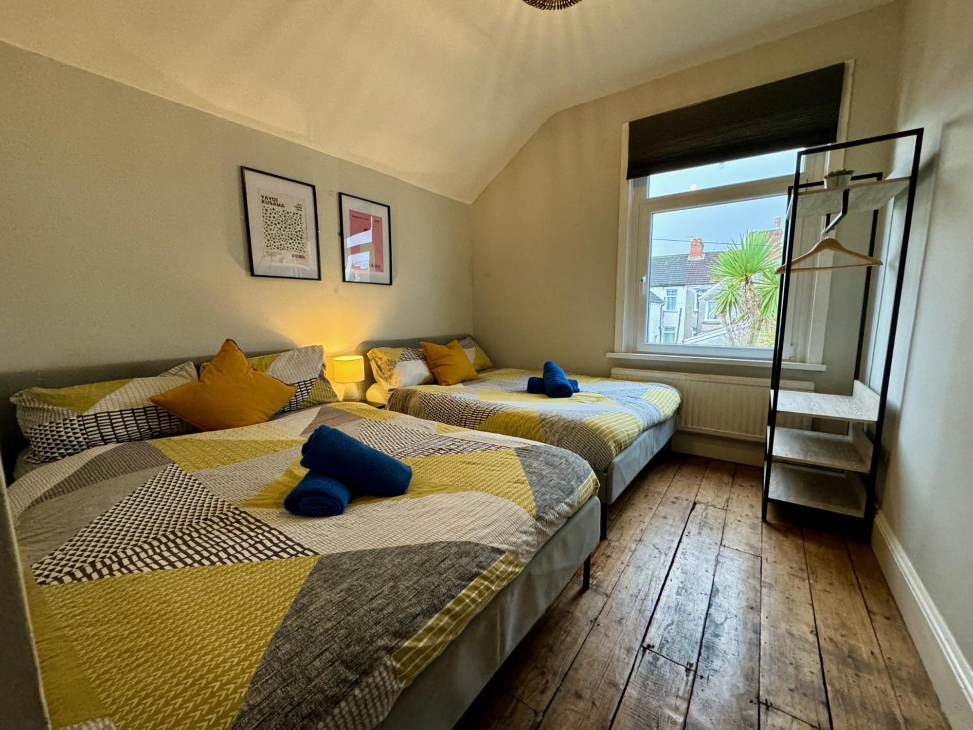 Large Citycentre Townhouse & Hot Tub, Pool Table And Offroad Parking Κάρντιφ Εξωτερικό φωτογραφία