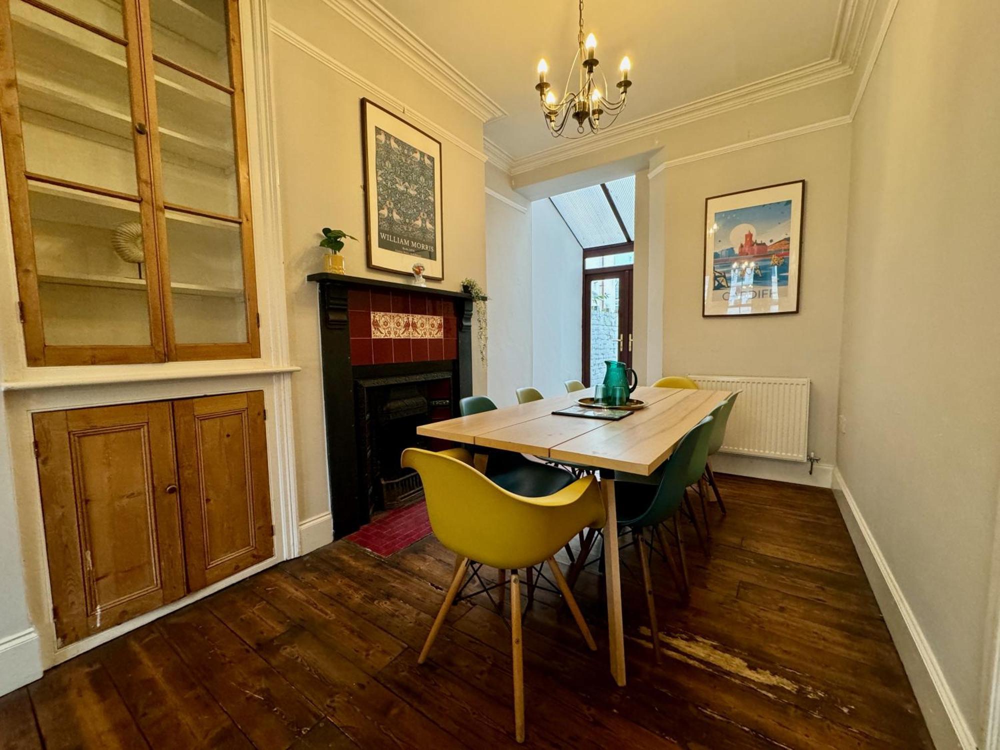 Large Citycentre Townhouse & Hot Tub, Pool Table And Offroad Parking Κάρντιφ Εξωτερικό φωτογραφία