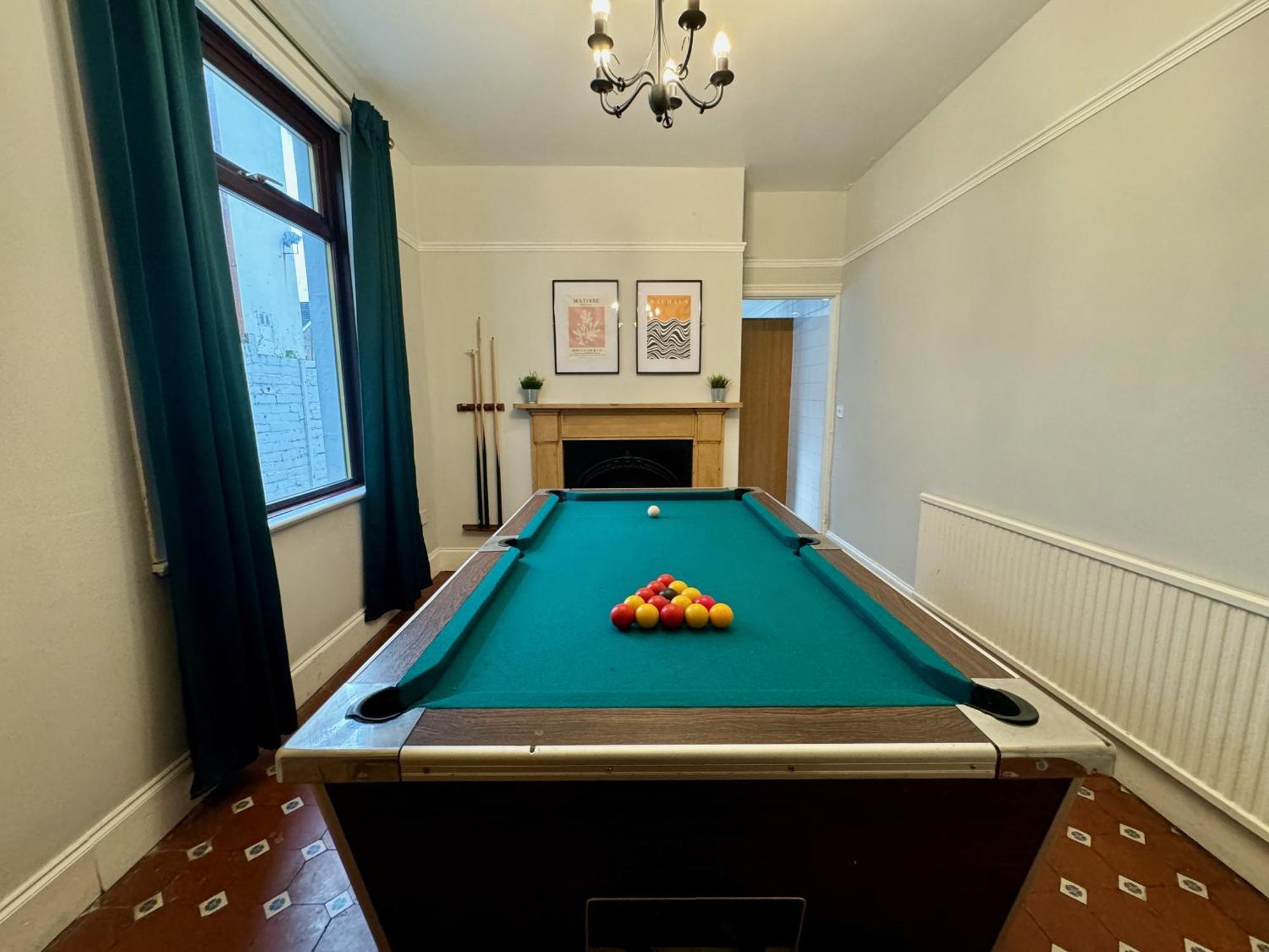 Large Citycentre Townhouse & Hot Tub, Pool Table And Offroad Parking Κάρντιφ Εξωτερικό φωτογραφία