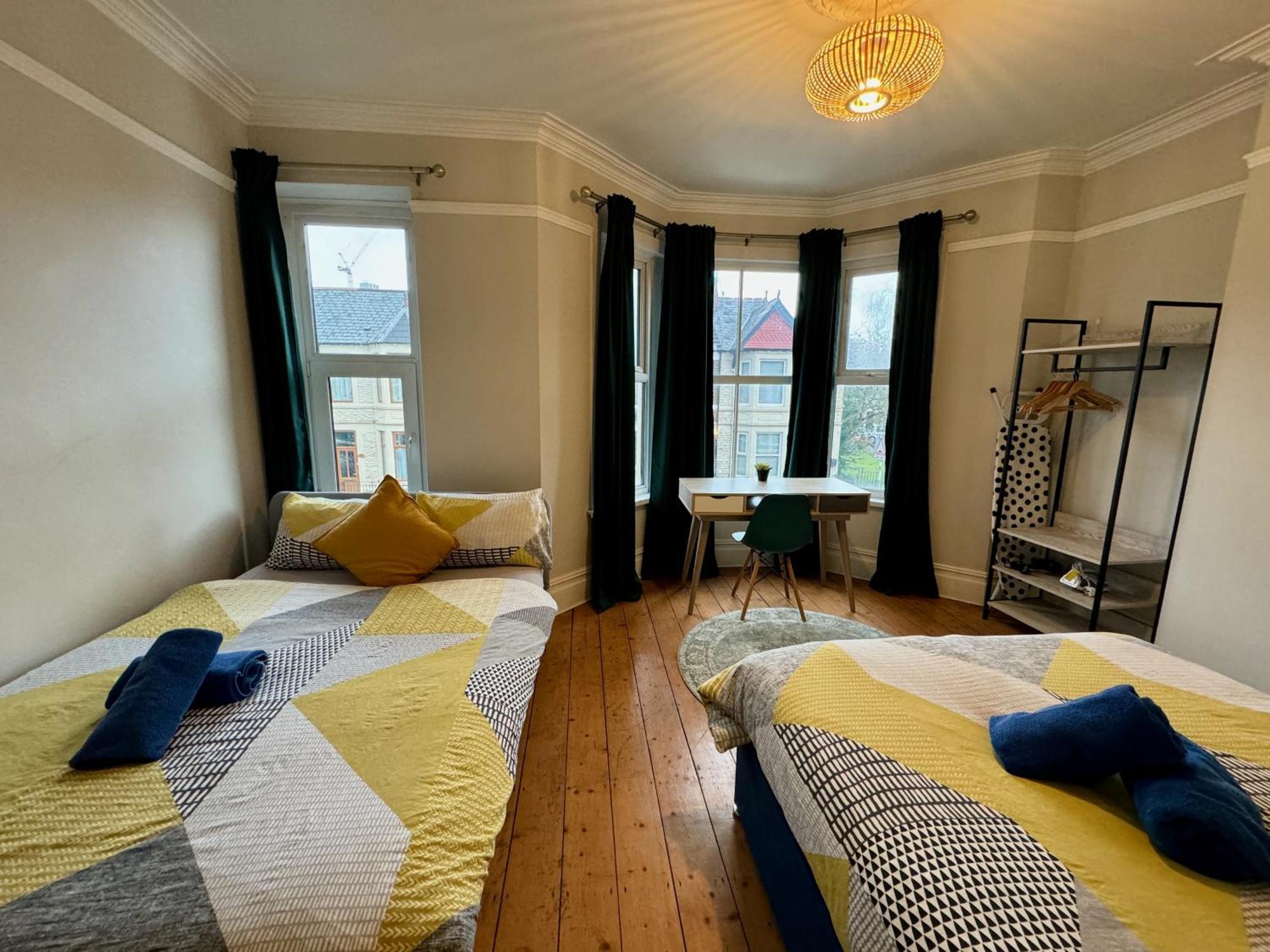 Large Citycentre Townhouse & Hot Tub, Pool Table And Offroad Parking Κάρντιφ Εξωτερικό φωτογραφία